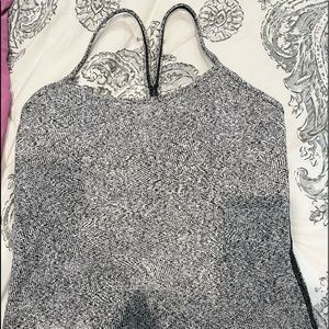 Fitted lululemon workout top-EUC-only worn 2-3 times.